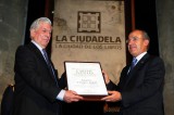 Mario Vargas Llosa recibió el premio Carlos Fuentes