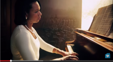 Sorprende Condolezza Rice ejecutando al piano con Jenny Oaks Baker