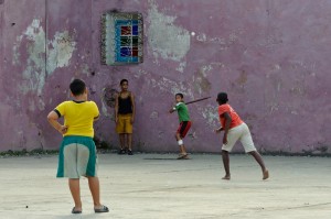 Niños juegan beisbol Algunos derechos reservados por advencap