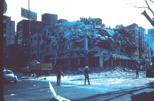 1985_Mexico_Earthquake_-_Building_collapsed